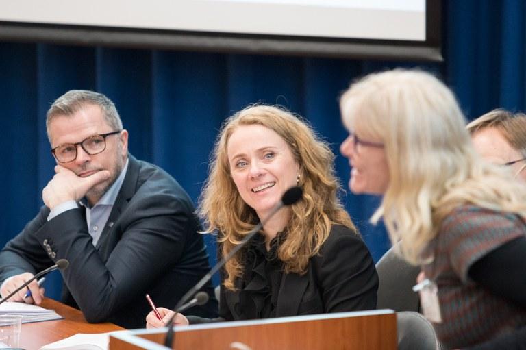 NORGES ARBEIDS- OG SOSIALMINISTER ANNIKEN HAUGLIE BRENNER FOR SOSIALT ENTREPRENØRSKAP og salen ble proppfull av sosiale innovatører og entreprenører som ville fortelle hvor skoen trykket.