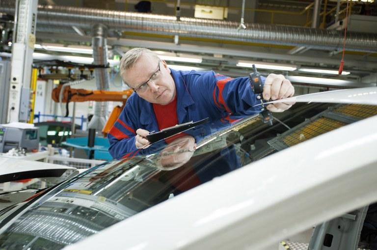 ROBOTISERING OCH MERCEDES GER TUSEN NYA ARBETSPLATSER I FINLAND Sedan 2013 har man byggt bilar för Mercedes A-serie, men före det hade bilfabriken drabbats av permitteringar och uppsägningar.