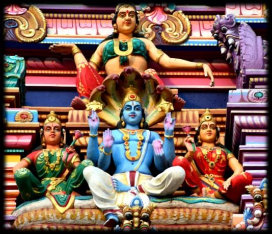 Riktningar Vishnuism Den största riktningen med sina ca 580 miljoner anhängare är vishnuismen. Här är guden Vishnu i centrum för religionsutövningen.