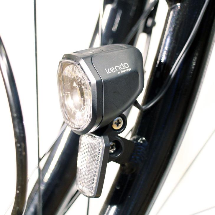 Cykla säkert För din och andras skull Belysning och reflexer För att du ska synas ordenligt är din EcoRide utrustad med belysning som
