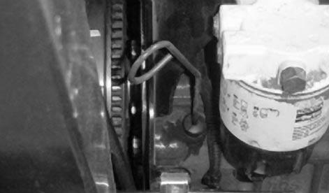 Alla högkvalitativa renade oljor av typ 0W30 med American Petroleum Institutes API- serviceklassifikation CD, CE, CF CF-4 eller CG-4 kan användas i motorn. 5. Sätt tillbaka proppen och stäng huven.