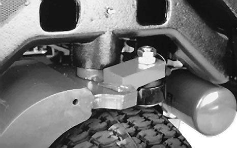 Hydraulfilter Figur 44 Byt ut hydraulvätskan efter var 400:e körtimme, under normala förhållanden. Om vätskan förorenas, kontaktar du din lokala TORO-återförsäljare eftersom systemet måste spolas.