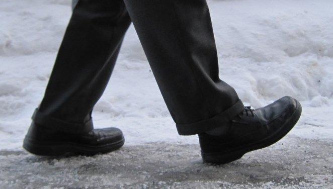 Glatt men farligt! Nu är det vinter och foten den slinter. Då gäller det att plocka upp balansen så du slipper ett fall med risk att det blir ambulanspersonal, som får plocka upp dig.