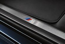 Aerodynamikpaket med frontspoiler, tröskelbreddare och hjulhusens inramning i karossens färg BMW Individual Shadow Line högglans eller BMW Individual Exteriör Line Aluminium satinerad BMW Individual