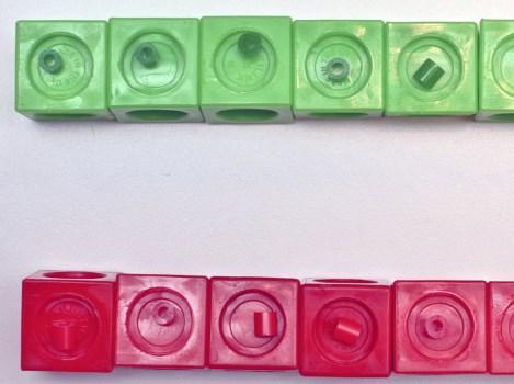 Lägg ner staplarna och placera en pärla, i samma färg, på varje