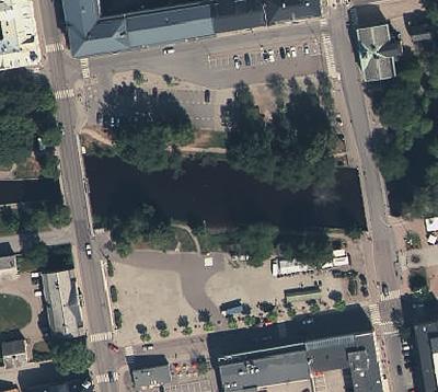 TORGETS RUMSINDELNING Grönska bevaras och utvecklas längs med Varnan och får även breda ut sig mer norrut för att skapa karaktär av ett parktorg med växtlighet och mjuka markmaterial.