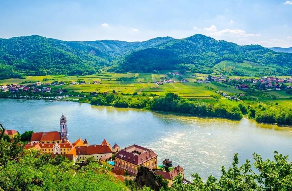 Romantiska Donau Följ med på en härlig kryssning till några av de vackraste platserna längs Donau. Vi åker med flodkryssningsbåt från Wien i Österrike till Passau i Tyskland.