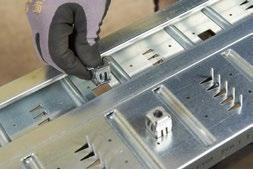 Vi rekomenderar att regeln placeras över skarvarna i isoleringen. Vid längdskarvar måste det vara minst 10mm mellan reglarna.