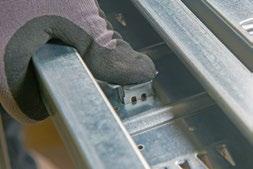 Vid projekt med hög vindlast och/eller hög fasadvikt kan det bli nödvändigt att isoleringen ställs på grunden.