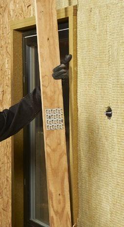 Montering av LVL-läkt Montering vid hörn och fönster Placering av REDAir FLEX LVL-läkt Montering vid hörn REDAir FLEX LVL-läkt bör monteras lodrätt för att tillåta ventilation bakom fasadbeklädnaden