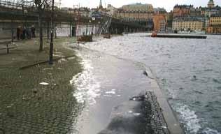 Kajen vid tunnelbanestationen i Gamla Stan, Stockholm, november 2000. Foto: Alf Axlid 2012) och av Myndigheten för samhällsskydd och beredskap (MSB, 2012). Ersättningsfrågor bör också be aktas.