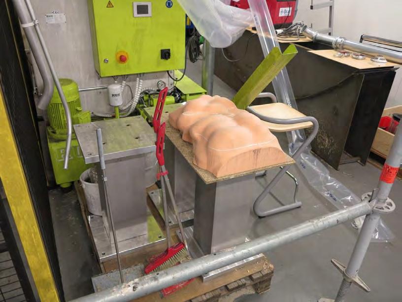 Brandorsak Utredning av brandplats: Personalen programmerar maskinen att fräsa ut ett visst mönster i cellplastblocket.