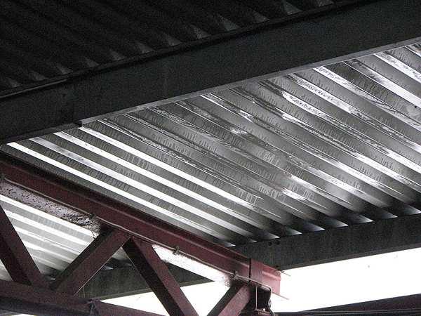Uppskattning av om ventilationsöppningar är tillräckliga Kontroll av ventilationsöppningarnas storlek i väderskyddande stall: Mät upp och summera arean på alla ventilationsöppningar (man vet ej