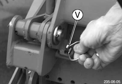E1 På så sätt fixeras knivbalken i det utsvängda läget på vagnens vänstra sida. 7.