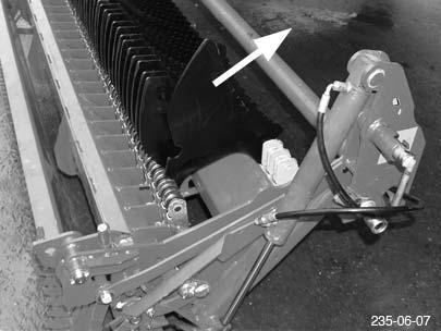 KÄRVERK 8. Demontera kniven - Tryck kniven framåt tills spärrspaken (R) kommer ut ur knivens fördjupning.