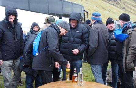 Vejret var ikke særligt godt, det var jo oktober og det kunne man godt føle. Vores første stop var ved Staupasteinn, se billede, hvor der blev skænket et glas forfriskning eller to.