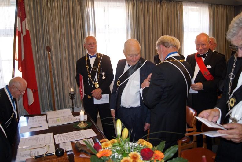 Turen gik så videre til Bjarteyjarsandur, hvor deltagerene blev budt på udvalg af havets skaldyr og hjemmelavet snaps, alt ledsaget af mange morsomme fortællinger.