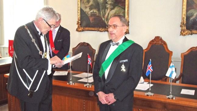 Roger Lavrell var under sin yrkesverksamma tid i Eskilstuna kommun ekonom vid olika förvaltningar i kommunen.