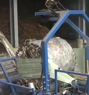 Lastning och lossning av fartyg Det balade avfallet transporteras på flera sätt med fartyg. Det vanligaste sättet är att balarna stuvas i fartygets lastrum och lossas med kran.