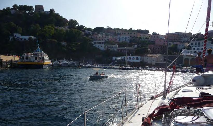 6 SICILIEN 5 x göra Segla Att utforska den här delen av Medelhavet med segelbåt låter väl härligt! Många båtuthyrare finns, störst utbud har du i Cefalù och Taormina. S www.charter-sicilia.