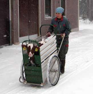 med transportkärror av den typ som avbildas på bild 4. Det går förhållandevis enkelt för skötaren.