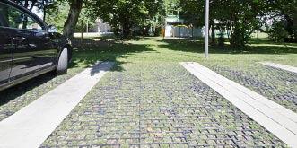 Fördelarna med RoadEdgePave Det unika monteringssystemet fixerar automatiskt två plattor som läggs intill varandra i alla riktningar under installationen.