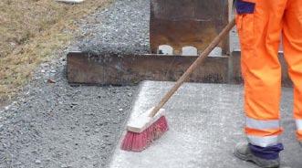 ta bort cirka 10 till 20 cm av vägrenens material.