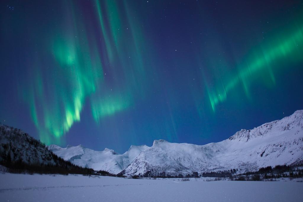 Sammanfattning Lika repellerar, olika attraherar Eletromagnetism, ingen elektricitet utan magnetism och tvärttom Ljus är ett el- och ett magnet-fält samtidigt (oftast i en