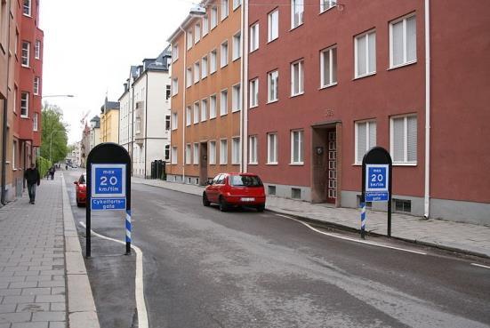 3. Cykelfartsgator & cykling mot påbjuden färdriktning Cykelfartsgata innebär att trafiken är på cykels villkor. - Jämför gångfartsområde, trafik på gåendes villkor.