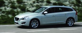 Fjäderkonstanten i S60/V60 är dubbelt så stor som i gamla Volvo S60 och stötdämparna är 20 procent hårdare både i kompression och utfjädring samt dessutom snabbare i aktionen.