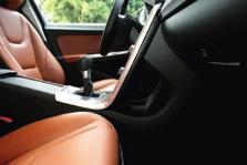 På de kurvrika testvägarna passade kombinationenen accelerationsglad diesel och manuell växellåda utmärkt bra. Den sexväxlade lådan är smidig att jobba med och körningen stämmer bra.