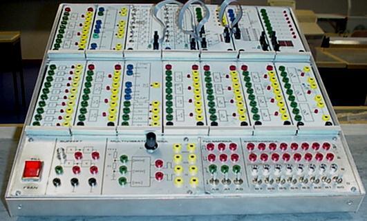 Laboration 1 Sidan 1 Laboration nr 1 behandlar: Digital teknik, Kombinatoriska nät, Adderare, Väljare och ALU.