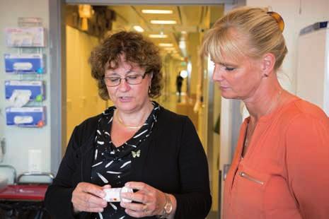 Charlotta Gestblom till vänster och Maria Heggen till höger I höst görs analysen av prov inom screeningprogrammet för livmoderhalscancer både säkrare och snabbare i Värmland.
