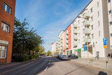 Genom obebyggd terräng eller utmed trafikleder kan spårvagnen gå med hög hastighet utan att ha nämnvärd negativ påverkan på människor i form av bullerstörning, trafiksäkerhetsrisk eller barriäreffekt.