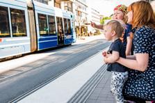 Spårvägen är en tvärförbindelse som förbinder de radiella transportstråken, vilket innebär att en stor andel av spårvägens resenärer behöver byta till andra trafikslag för att nå sin målpunkt.