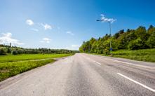 Förbi Masmo Tullinge utreds tre alternativa sträckningar: Villastad Tullingesjön 1 I alternativ Solhagavägen löper spårvägen i ytläge utmed Masmobergets fot och ges en hållplats i anslutning Tullinge