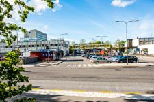 2 Alternativ Gamla Södertäljevägen innebär att spårvägen, efter hållplatsen vid Skärholmens centrum, förläggs i Smistavägen och passerar under E4/E20, i motsvarande läge som alternativ Ekgårdsvägen