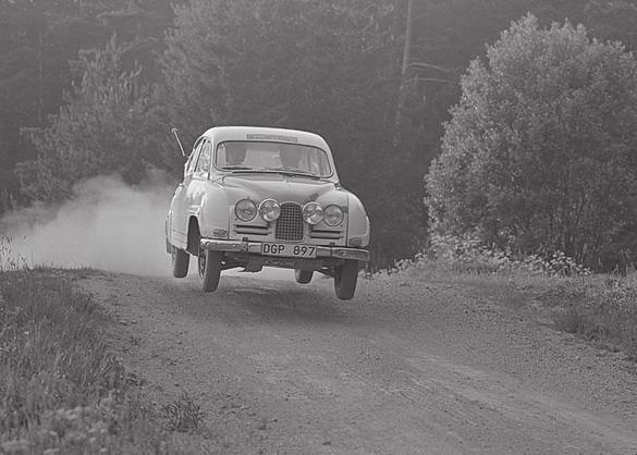 Det är många år sedan tävlingen bestod av en massa korta prover på gräs, grus och asfalt, numera körs en c:a 3 km. lång sträcka på varierande underlag 3 gånger där tiderna läggs ihop.