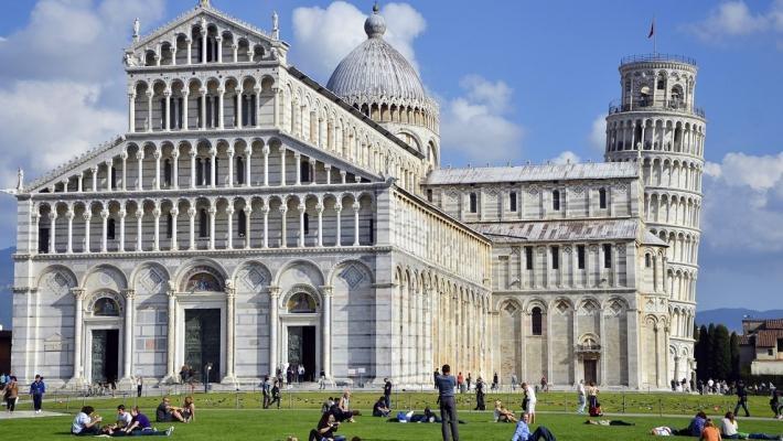 Det lutande tornet i Pisa (54.4 km) Upplev det karakteristiska och världsberömda Lutande tornet i Pisa. Tornet byggdes mellan år 1173 och 1360, och stod rakt endast en kort tid.