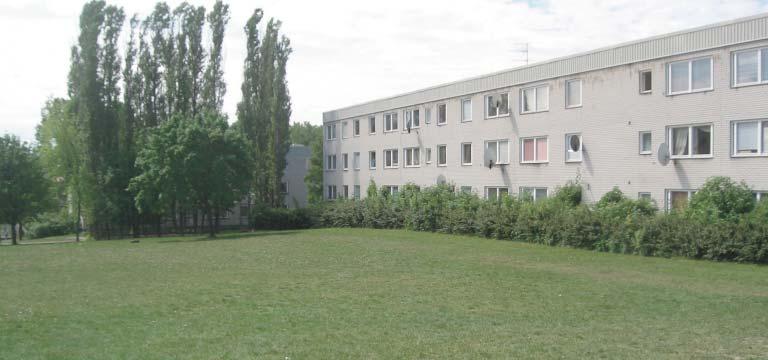 RINKEBY 13. Parkrum vid Mellanbyplan karaktärer Låganvända gräs- och parkytor Bredbyskolan En öppen plats mellan husen med välskötta gräsytor.