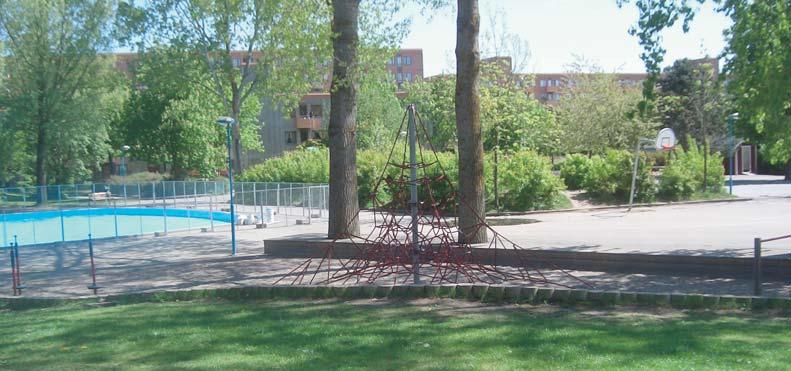 RINKEBY 5. Hinderstorpsparken karaktärer Aktivitetspark, Hävdad skogsmark Parkleken har utvecklats till en lekpark för barn i alla åldrar med varierande lekredskap av hög kvalitet.