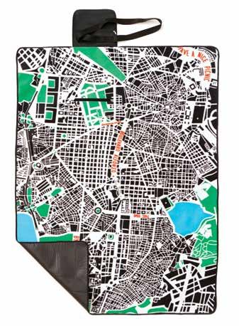 PICKNICKPLÄD CITY Picknicpläd av mjuk fleece med tryckt mönster. Vadderad med plastad baksida som är vattenavvisande.