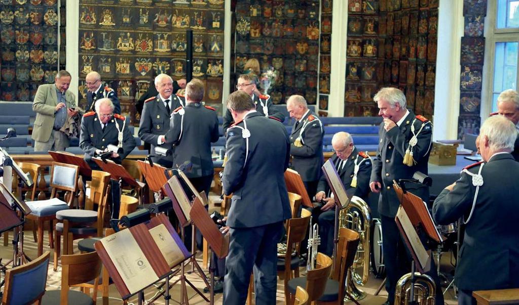 Flotta marscher, musik av nationalromantikens mästare, evigt gröna melodier från beredskapstiden, klenoder från den svenska visskatten och guldkorn från filmens, musikalens och