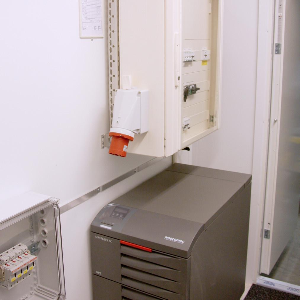 UPS för effekter upp till 2 kw/rack med tillhörande kyllösningar, intag för fiber genom golv i en fläns med färdiga M-hål eller intag av ett eller