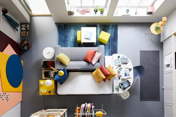 Genom att flytta ut möblerna från väggen och ställa dem i mitten av rummet kan du frigöra mer väggyta och få en mer personlig lösning.
