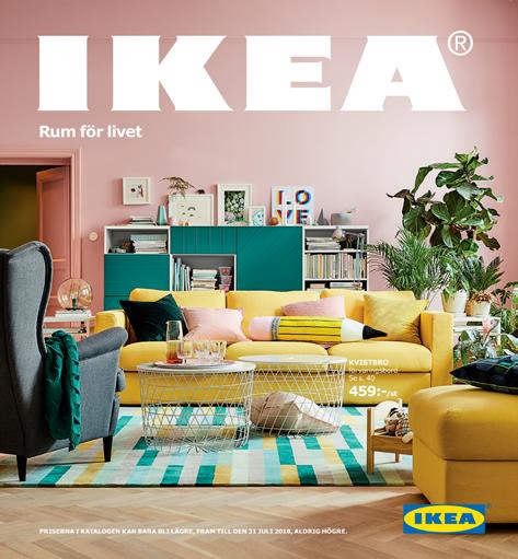 Omslaget IKEA katalogen 2018 bjuder in till ett vardagsrum som är bebott, inspirerande och levande. På omslaget, omslagets insida och på baksidan av katalogen visas samma rum i många olika ögonblick.
