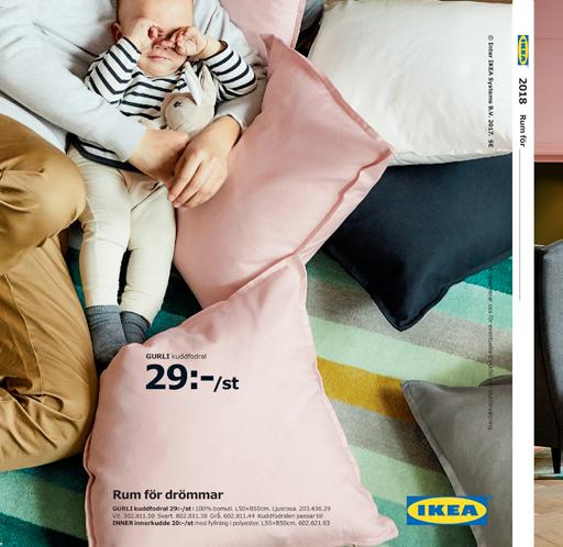 Baksida och rygg Baksidan av IKEA katalogen 2018 visar en mysstund bland mjuka kuddar.