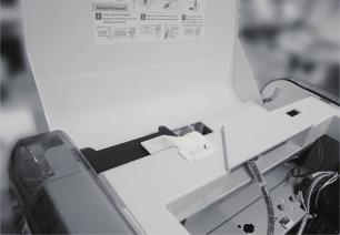 2 Installera den nya filamentpatronen i den tomma platsen.