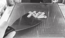 HOME AXES (Axlar startläge) "HOME AXES" (Axlar startläge) flyttar extrudern till det högra bakre hörnet, och utskriftsbädden till det översta läget.