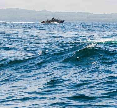 DE MARINA FÖRBANDEN DELAS IN I: Sjöstridsflottiljer med förmåga till militära operationer mot mål såväl på, över som under havsytan, i kustnära farvatten och på öppet hav, förmåga till minröjning